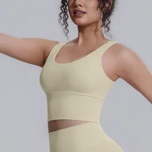 Dettaglio ravvicinato di un reggiseno sportivo giallo chiaro ad alto impatto per lo yoga
