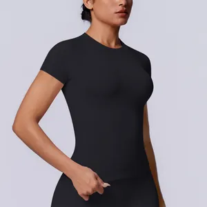Maglietta sportiva nera aderente senza cuciture per yoga e fitness