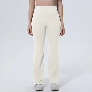 Pantalon de yoga évasé à taille haute pour femme, legging de sport respirant blanc crème.