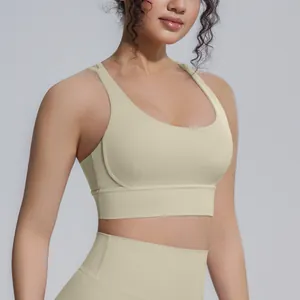 Dettaglio del reggiseno sportivo beige con design incrociato sulla schiena