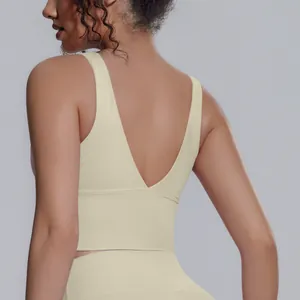 Vista posteriore dettagliata del reggiseno sportivo crema ad alto impatto con elegante design a V