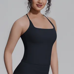 Nahaufnahme eines schwarzen Yoga-Tops mit quadratischem Ausschnitt und enger Passform.