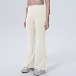 Vue détaillée de la taille haute et de l'ourlet évasé du pantalon de yoga crème