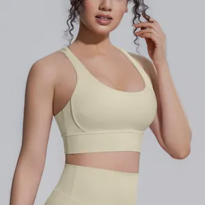 Vista dettagliata del reggiseno sportivo giallo chiaro per yoga e fitness fisico