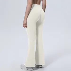 Détail du pantalon de yoga évasé crème à taille haute montrant la coupe galbante