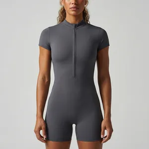 Vista frontal de mono de yoga gris con cremallera delantera y manga corta ajustado