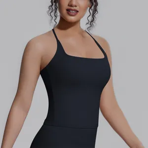 Detailansicht eines schwarzen atmungsaktiven Yoga-Tops mit Racerback für den Damensport.