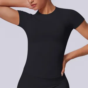 Primo piano di una t-shirt sportiva nera senza cuciture con vestibilità aderente e girocollo.