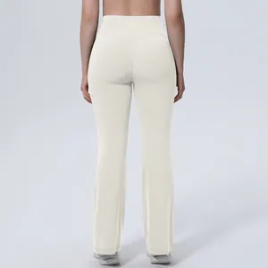 Vue arrière professionnelle d'un pantalon de yoga évasé crème à taille haute et effet galbant