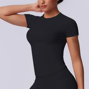 Dettaglio maglietta sportiva nera senza cuciture per donna yoga fitness