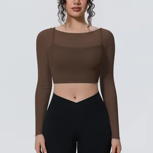 Dettaglio di un crop top a maniche lunghe marrone in mesh per yoga e fitness training.