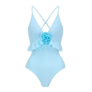 Gros plan sur un maillot de bain une pièce bleu clair avec rose en tissu 3D et volants