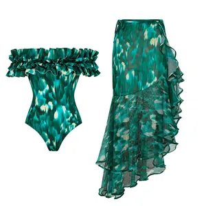 Set moda mare due pezzi con costume intero con volant e gonna pareo asimmetrica coordinata.