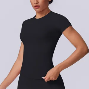 Dettaglio della t-shirt sportiva nera senza cuciture ad alta elasticità per donne