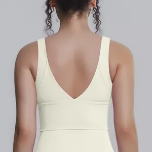Vista posteriore del reggiseno sportivo da yoga color crema con elegante scollo a V profondo