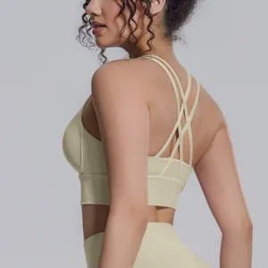 Dettaglio del design incrociato sulla schiena di un reggiseno sportivo da yoga beige