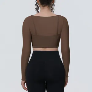 Vista posteriore di un top da yoga a maniche lunghe in mesh marrone a doppio strato