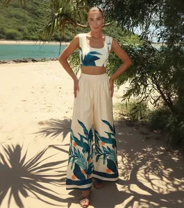 Elegantes, hoch tailliertes zweiteiliges Badeanzug-Set mit tropischem Blattmuster und weiter Hose