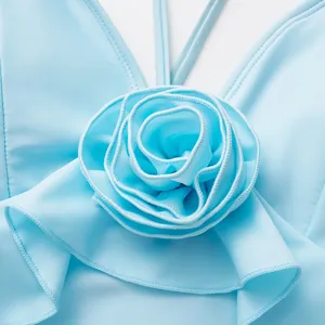 Gros plan détaillé montrant la fleur en tissu 3D sur un maillot de bain bleu clair