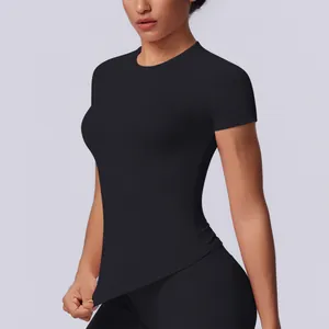 Dettaglio ravvicinato della t-shirt sportiva a compressione nera senza cuciture da donna