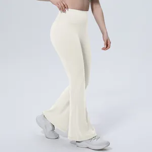 Détail de la coupe taille haute et du bas évasé du pantalon de yoga sport couleur crème
