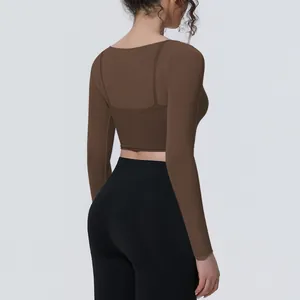 Vista posteriore dettagliata di un top da yoga marrone a doppio strato in mesh per donna