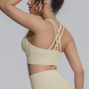 Vista dettagliata di un reggiseno sportivo beige con elegante design incrociato sulla schiena