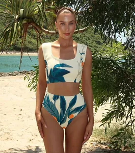 Model trägt ein hoch tailliertes Bikini-Set mit botanischem Print und eckigem Ausschnitt