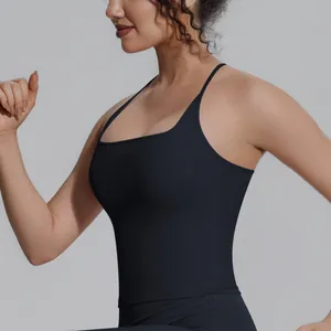 Detailansicht des schwarzen engen Sport-Tops für Laufen, Yoga und Fitness-Training.