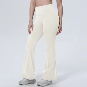 Pantalon de yoga évasé taille haute crème montrant une coupe ajustée et détails