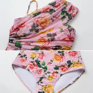 Detailopname van roze gebloemd badpak uit één stuk met rozenpatroon en zachte ruches