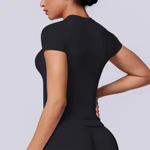 Vista posteriore t-shirt sportiva nera senza cuciture a compressione donna fitness yoga