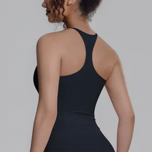 Detailansicht der Rückseite eines schwarzen Racerback-Sportoberteils für Fitness und Yoga.
