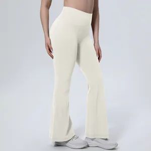 Vue détaillée de côté du pantalon de yoga évasé crème à taille haute et coupe sculptante