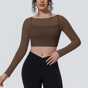 Dettaglio del crop top da yoga a maniche lunghe in mesh traspirante marrone