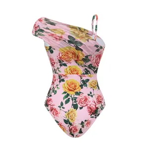 Detail van roze badpak met bloemenprint en asymmetrisch mesh-ontwerp
