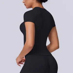 Vista posteriore di una t-shirt sportiva nera attillata senza cuciture per lo yoga