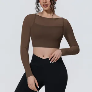 Dettaglio del crop top da yoga marrone a maniche lunghe in mesh e finto due pezzi