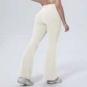 Détail du pantalon de yoga évasé à taille haute, coupe galbante, coloris crème