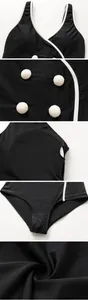 Nahaufnahme eines eleganten schwarzen Badeanzugs mit weißer Paspelierung und Kugelknöpfen