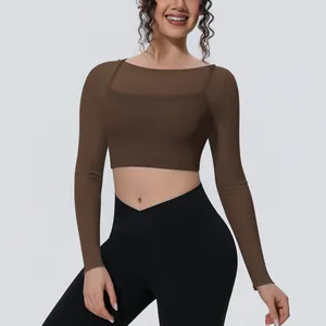 Top yoga marrone a maniche lunghe in mesh, crop top sportivo traspirante a doppio strato per donna.