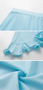 Détail en gros plan du tissu bleu clair du maillot de bain avec ourlet à volants