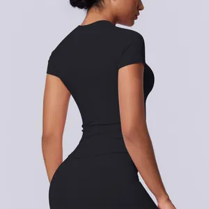 Vista dettagliata posteriore di una t-shirt sportiva nera senza cuciture elastica