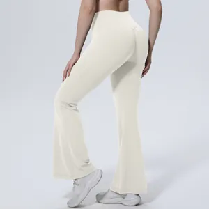 Vue arrière du pantalon de yoga évasé à taille haute de couleur crème pour femmes