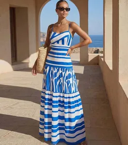 Elegante vestido largo de playa de rayas azules y blancas con tirantes para verano