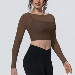 Primo piano di un crop top sportivo marrone a maniche lunghe in mesh a doppio strato per yoga.