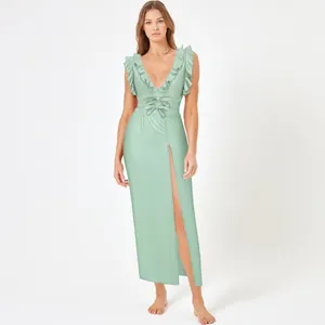 Élégant maillot de bain vert sauge avec épaules à volants et jupe à fente haute