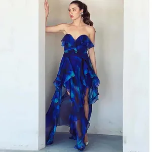 Élégante robe de plage bustier à volants bleue pour des tenues d'été chics.