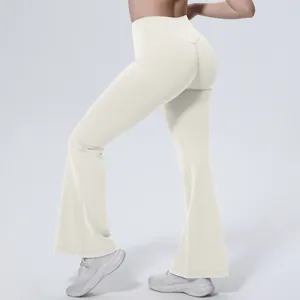 Vue latérale détaillée du pantalon de yoga évasé à taille haute pour femme en blanc