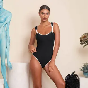 Eleganter schwarzer Einteiler Badeanzug mit weißem Rand und Trägerdetails für Damen